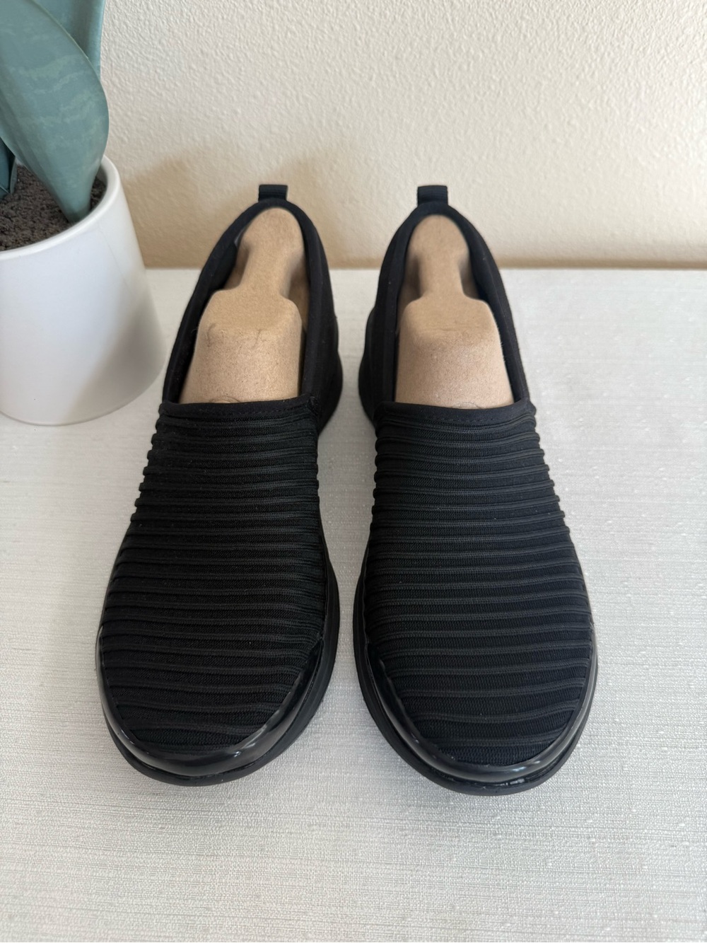 Bree’s Glee Black Slip-On Ribbed Knit Shoe for Women - Picture 2 of 13